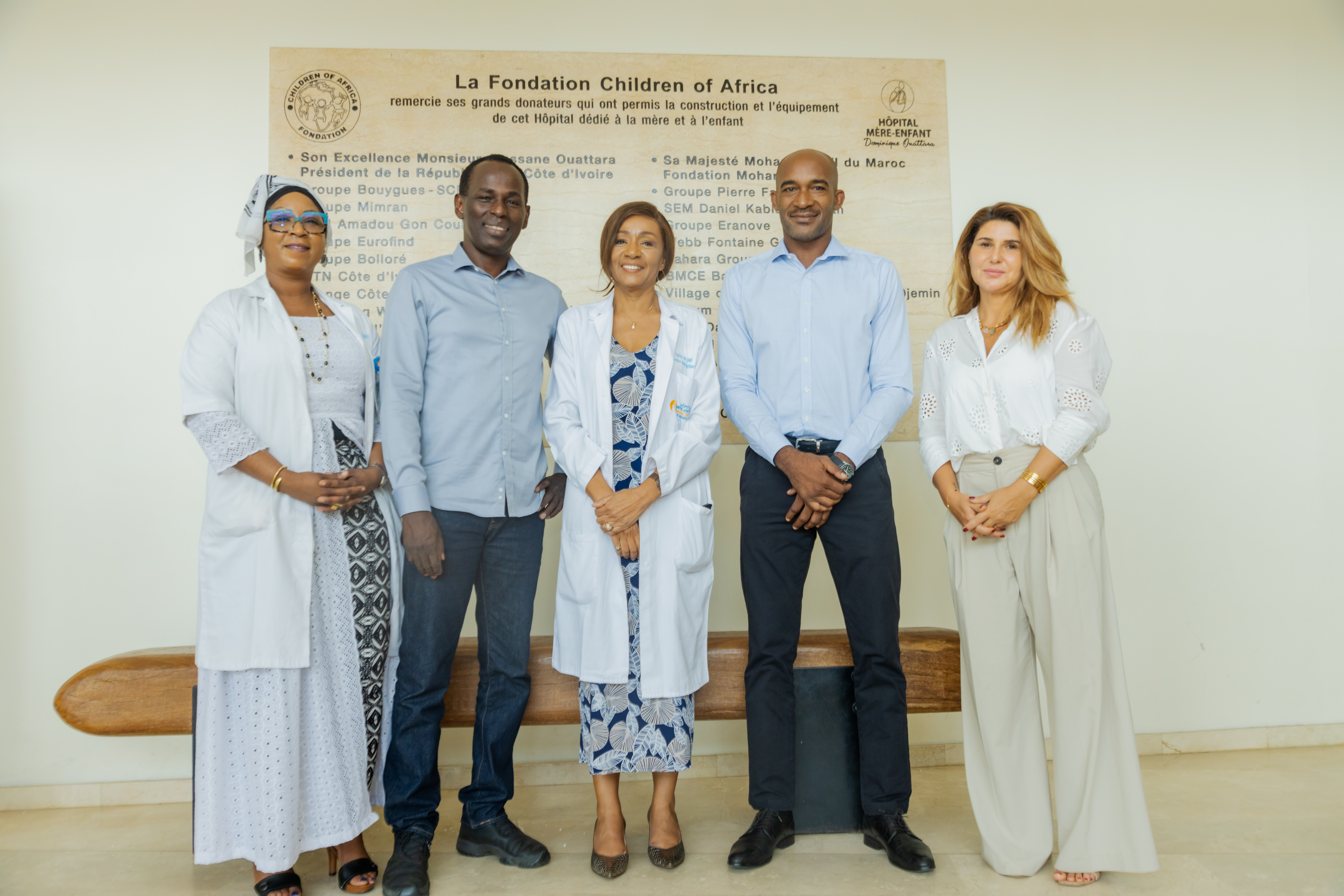 L'HUMORISTE MAMANE VISITE L'HOPITAL MERE-ENFANT DE BINGERVILLE