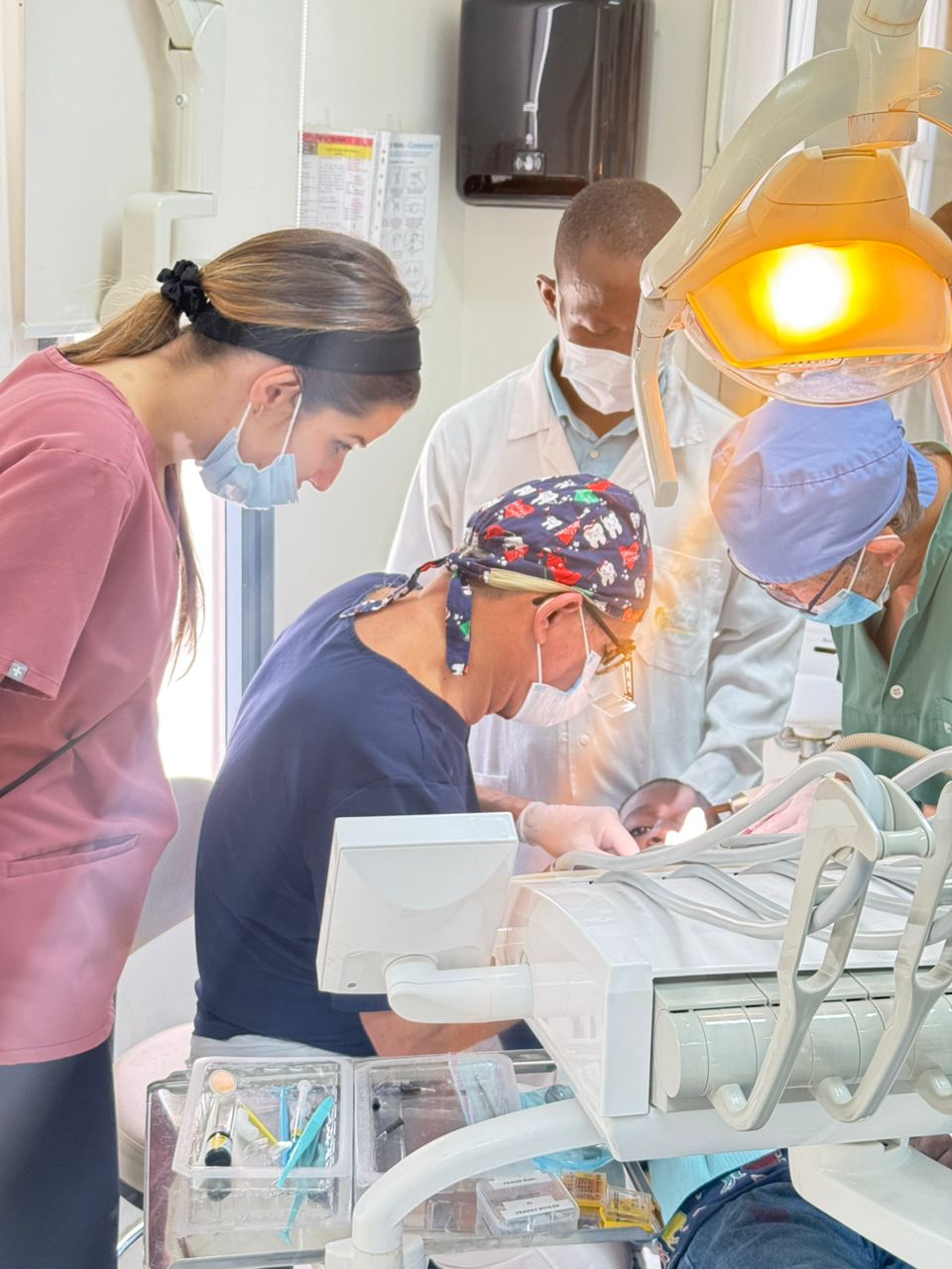 MISSION HUMANITAIRE BUCCO-DENTAIRE ONG TRAVELLING SMILE A L'HME